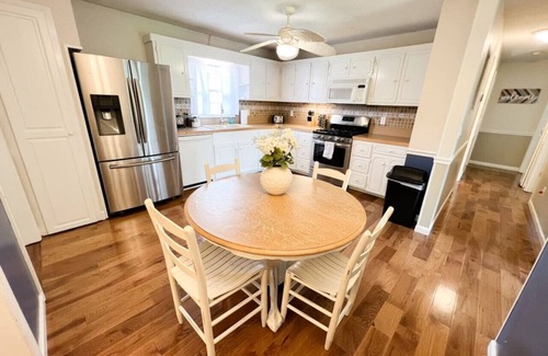 James City Casa | Quiet Extended Stay with Spa Bath, Fenced Yard