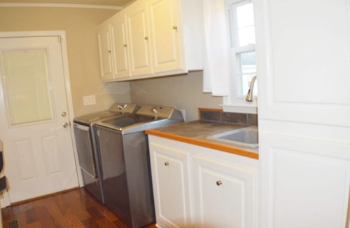 James City Casa | Quiet Extended Stay with Spa Bath, Fenced Yard