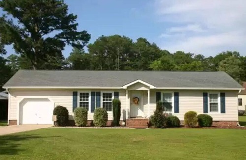 James City Casa | Quiet Extended Stay with Spa Bath, Fenced Yard