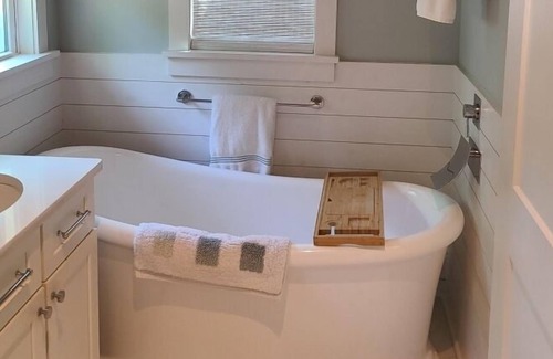 The Woods of Longleaf Casa | Quiet get away on the lake in gated community