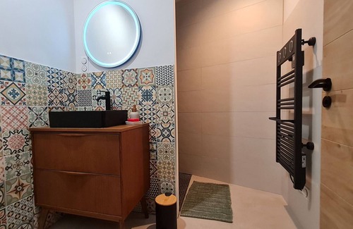 Ormes-et-Ville Cama Y Desayuno | Quiet guest room with private entrance and parking in Ormes-et-Ville