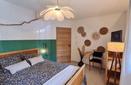 Ormes-et-Ville Cama Y Desayuno | Quiet guest room with private entrance and parking in Ormes-et-Ville