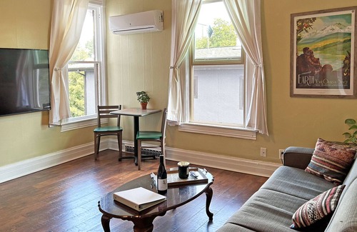 Riverfront Apartamento | Quiet 'Hip Strip' Apartment at the Pink House