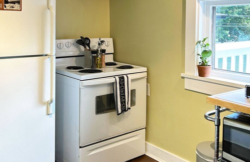 Riverfront Apartamento | Quiet 'Hip Strip' Apartment at the Pink House