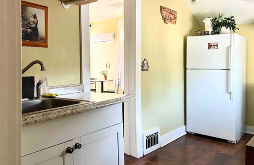 Riverfront Apartamento | Quiet 'Hip Strip' Apartment at the Pink House