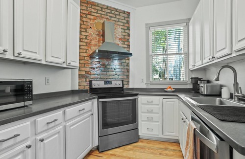 Beach Institute Casa | Quiet Historic Corner Home Near Downtown