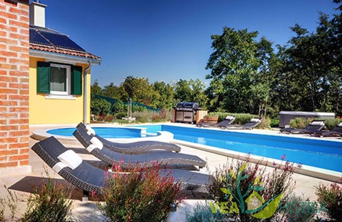 Rezanci Villa | Tranquila casa de vacaciones con una gran piscina en las afueras de Rezanci