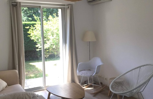 Pluneret Casa | Casa tranquila cerca del mar con piscina