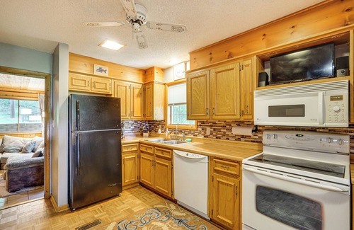 Camdenton Cabina | Quiet Lake of the Ozarks Cabin w/Dock + Gazebo!