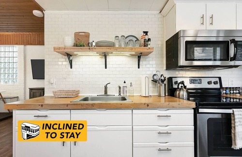 Crafton Casa | Quiet Loft w/ Deck, Parking - Bright & Beautiful