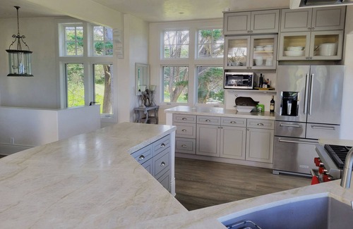 Hatton Fields Casa | Villa tranquila con vista al mar, carmel, ca. ¡Nueva y audaz delicia arquitectónica!