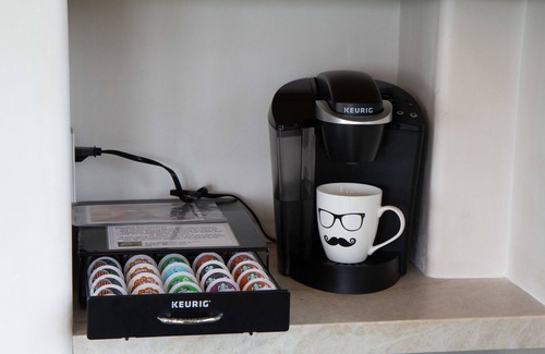 Hatton Fields Casa | Villa tranquila con vista al mar, carmel, ca. ¡Nueva y audaz delicia arquitectónica!