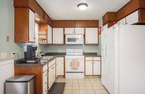 North Central Omaha Casa | Quiet Parkside Home with Gym & Dedicated Office. Central Location.