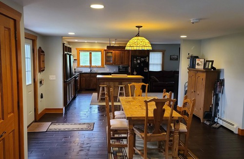 Lakewood Otro | Quiet Peaceful Remodeled Farmhouse