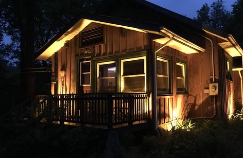 Lake of Bays Casa | Quiet, Private Muskoka Charm - Lake Front with Pool – Sleeps 8-10