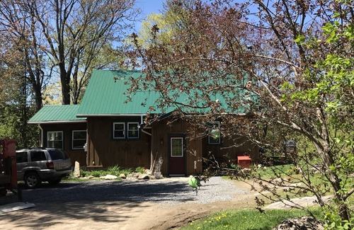 Lake of Bays Casa | Quiet, Private Muskoka Charm - Lake Front with Pool – Sleeps 8-10