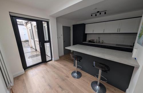 Londonderry Casa | Quiet Private Room in Prime Location