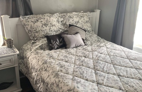 Cedar Rapids Casa | Quiet Relaxing bedroom with queen sized bed 2nd floor. Shared bathroom.