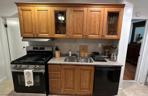 Bayonne Apartamento | Quiet Retreat 10 Min to NYC Train + Parking