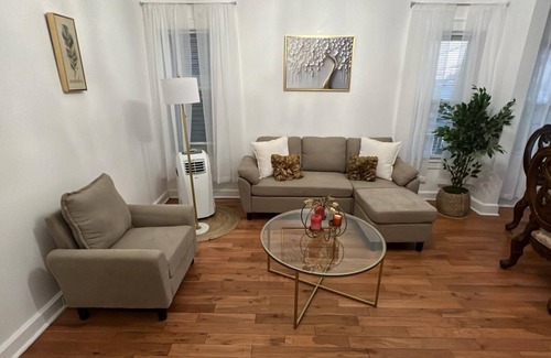 Bayonne Apartamento | Quiet Retreat 10 Min to NYC Train + Parking