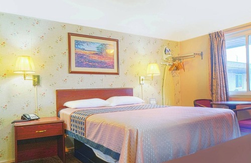 Bay City Hotel | Quiet Retreat Near Downtown Bay City – Comfortable Room and Free Parking