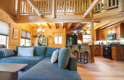 Dawsonville Cabina | New Listing Ideal for a Fall Getaway- Riverfront Cabin with Firepits and more!