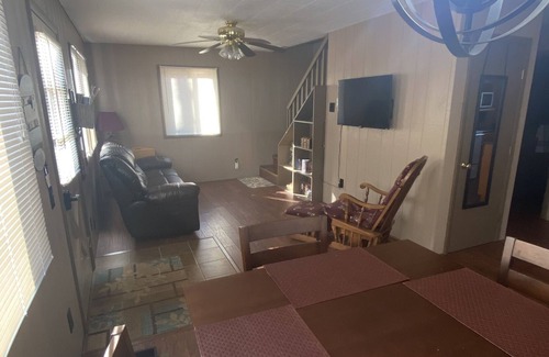 Elmira Cabina | Quiet Romantic Cabin - Pet Friendly