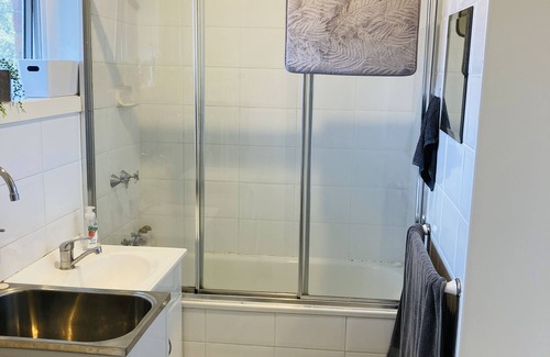 Ormond Apartamento | Quiet Scandi style 1 bed apartment in leafy green suburb