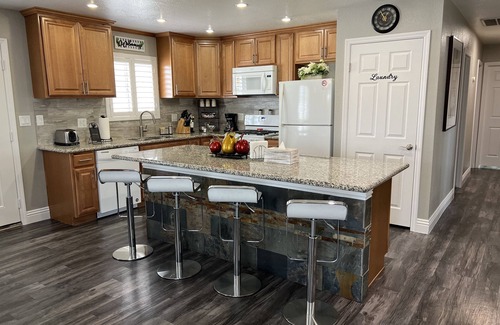 Las Vegas Casa | Quiet single floor house nearby Las Vegas Blvd W private pool optional heated.