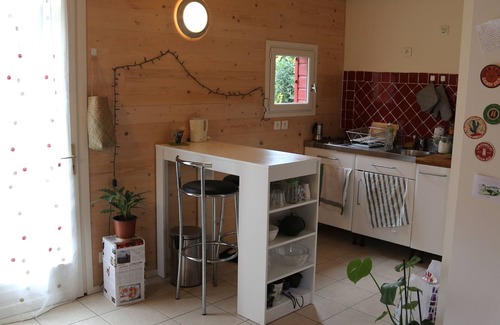 La Varenne Saint-Hilaire Apartamento | Quiet studio overlooking wooded garden. Close to RER station and shops.