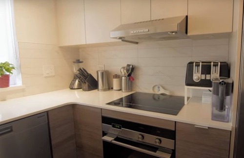 Lower Lonsdale Casa | Quiet Summer Rental - Modern Townhouse with Views in Lower Lonsdale