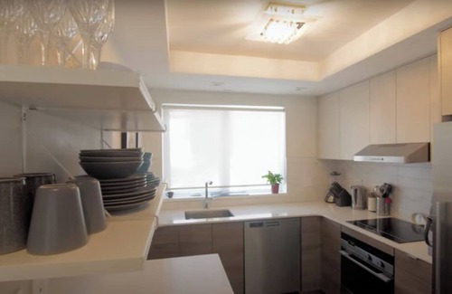 Lower Lonsdale Casa | Quiet Summer Rental - Modern Townhouse with Views in Lower Lonsdale