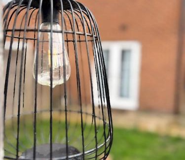 Swindon Casa | Quiet Yellow Rest House Sleeps 5