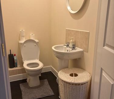 Swindon Casa | Quiet Yellow Rest House Sleeps 5