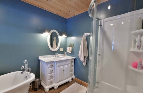 Northville Cabina | Quintessential Adirondack Getaway along Sacandaga River