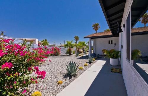 Chino Canyon Casa | Quintessential Family Palm Springs Salt Pool Spa Casita