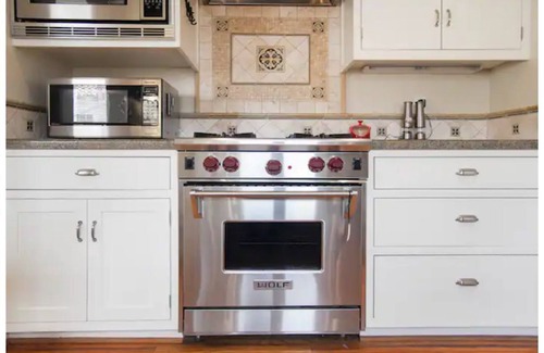 Santa Barbara Cabaña | Quintessential Santa Barbara Architecture Close to Beach, Downtown & Funk Zone