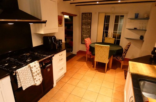 Idle Cabaña | Quirky cottage with 3 bedrooms & a hot tub