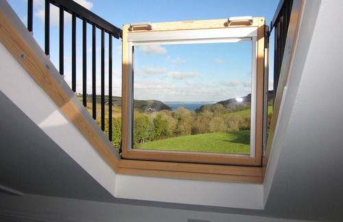 Helford Passage Cabaña | Extravagante cabaña de lujo de estilo chalet, hermosas vistas al mar a través de un valle arbolado