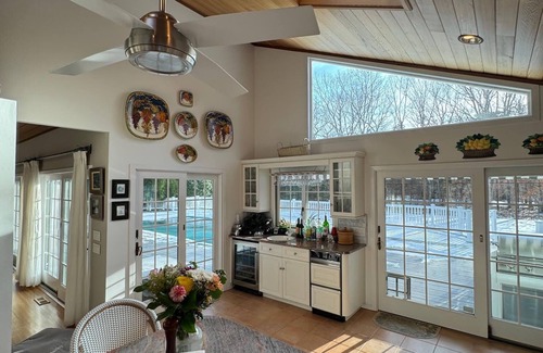 Quogue Casa | Quogue Village Contemporary with Pool, Spa & Tennis