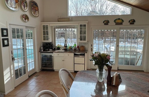 Quogue Casa | Quogue Village Contemporary with Pool, Spa & Tennis