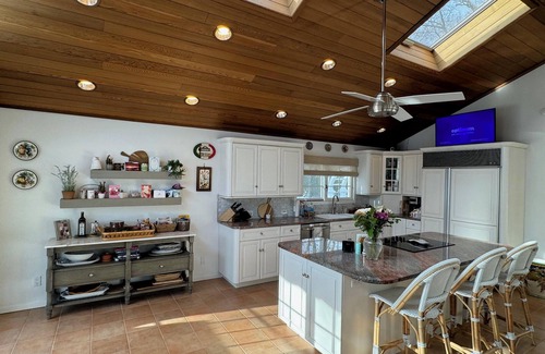 Quogue Casa | Quogue Village Contemporary with Pool, Spa & Tennis