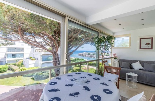 Mandelieu-la-Napoule Beach Apartamento | Réf:2PDM Holiday rental Two-room apartment Sea view Mandelieu-la-Napoule