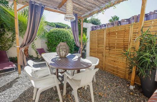 La Nartelle Casa | Rêve D'azur plage de la Nartelle, maison Julia avec Piscine partagée, Parking & Terrasse BBQ, Wifi et Draps Inclus
