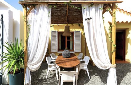 La Nartelle Casa | Rêve D'azur plage de la Nartelle, maison Julia avec Piscine partagée, Parking & Terrasse BBQ, Wifi et Draps Inclus