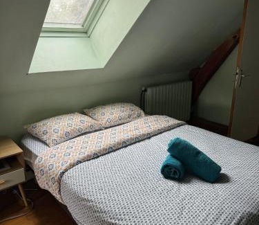 Champagne Casa | "Rêves de Gamins" Chambre de gauche, 4 couchages dans gîte de campagne "La Camusière", proche du Pôle Européen et du circuit des 24h