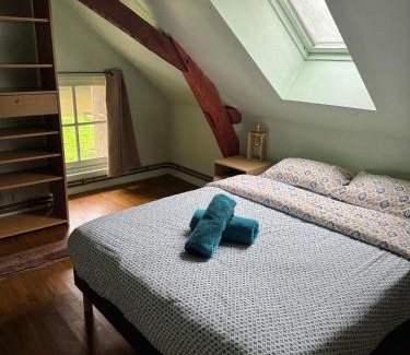 Champagne Casa | "Rêves de Gamins" Chambre de gauche, 4 couchages dans gîte de campagne "La Camusière", proche du Pôle Européen et du circuit des 24h