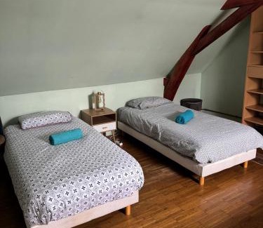 Champagne Casa | "Rêves de Gamins" Chambre de gauche, 4 couchages dans gîte de campagne "La Camusière", proche du Pôle Européen et du circuit des 24h