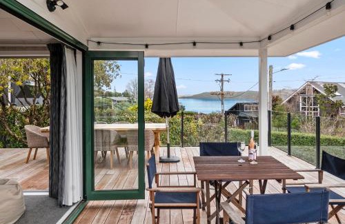 Rainbow Point Casa | Radiant Rainbow Point - Taupo Holiday Home