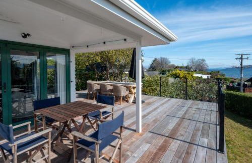 Rainbow Point Casa | Radiant Rainbow Point - Taupo Holiday Home